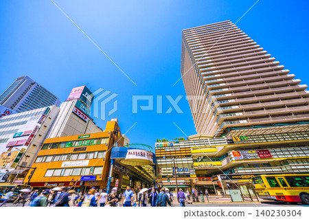 這是日本橫濱的景色，包括神岡站前的區域。陽光如同盛夏般明媚。 140230304