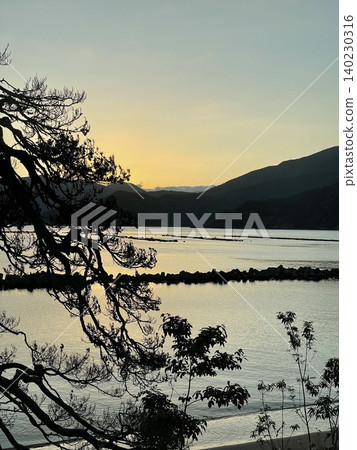 福井,若狹灣:日出前的海景。 福井,若狹灣:日出前的海景。 140230316