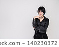 酷炫的龐克風女模特 140230372