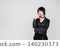 酷炫的龐克風女模特 140230373