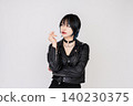 酷炫的龐克風女模特 140230375