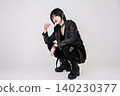 酷炫的龐克風女模特 140230377