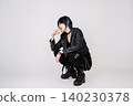 酷炫的龐克風女模特 140230378