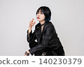 酷炫的龐克風女模特 140230379