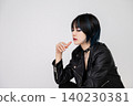 酷炫的龐克風女模特 140230381