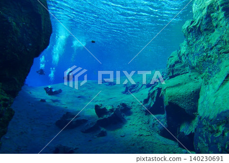A scene of people enjoying scuba diving at Silfra Rift in Þingvellir National Park, Iceland. 140230691