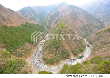 伊谷溪谷(德島縣三好市)的「Hi」形山谷 伊谷溪谷(德島縣三好市)的「Hi」形山谷 140230755