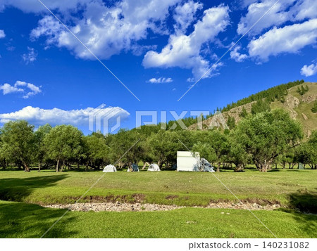 蒙古廣闊的草原和自然景觀延伸至烏蘭巴托郊外。 蒙古廣闊的草原和自然景觀延伸至烏蘭巴托郊外。 140231082