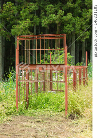 Box trap for capturing bears Box trap for capturing bears 140231195