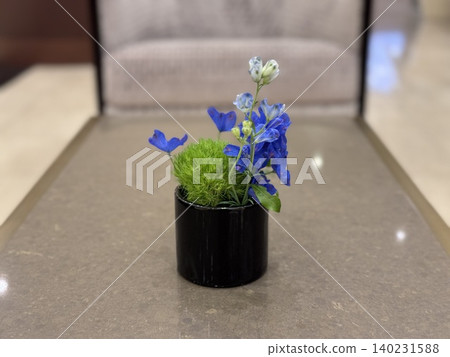藍色和綠色的花束 140231588