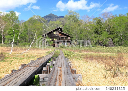 尾瀨濕地的龍宮小屋和日內岳 140231815