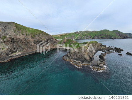 [Aerial view] Emerald blue cove at Sumikai Cape, Rebun Island 140231861