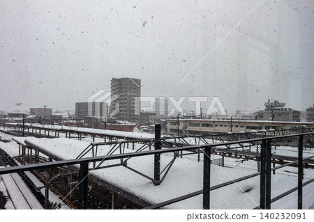 被白雪覆蓋的火車站月台和冬季街景（大雪、降雪和交通景象）。 140232091