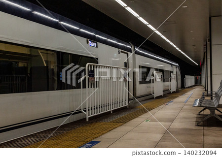 停靠在京成上野站的 Skyliner 機場快線列車正在等待發車，以及車站月台的固定圍欄。 140232094