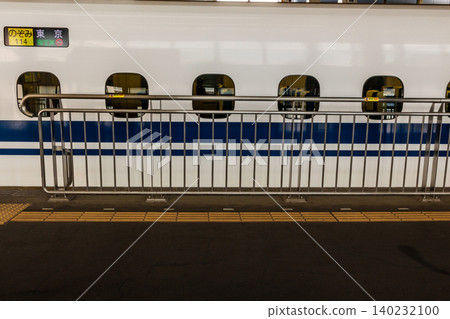 一列高速列車停靠在設有安全護欄的月台上;這是交通基礎設施和公共交通的景象。 一列高速列車停靠在設有安全護欄的月台上;這是交通基礎設施和公共交通的景象。 140232100