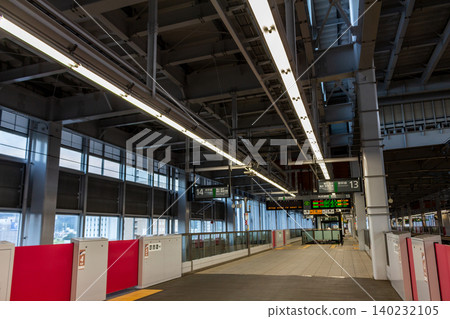 現代新幹線月台景象:一座空曠的車站,綿延不絕的鋼結構框架和照明設施。 現代新幹線月台景象:一座空曠的車站,綿延不絕的鋼結構框架和照明設施。 140232105