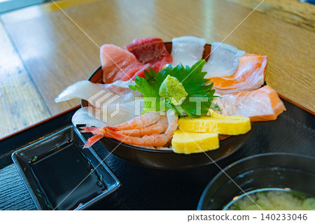 海鮮蓋飯、日式料理、港口、新鮮、新鮮魚、日本料理、鮪魚、蝦、芥末、鮭魚、黃尾魚、魷魚 海鮮蓋飯、日式料理、港口、新鮮、新鮮魚、日本料理、鮪魚、蝦、芥末、鮭魚、黃尾魚、魷魚 140233046