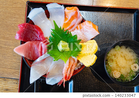 海鮮蓋飯、日式料理、港口、新鮮、新鮮魚、日本料理、鮪魚、蝦、芥末、鮭魚、黃尾魚、魷魚 海鮮蓋飯、日式料理、港口、新鮮、新鮮魚、日本料理、鮪魚、蝦、芥末、鮭魚、黃尾魚、魷魚 140233047