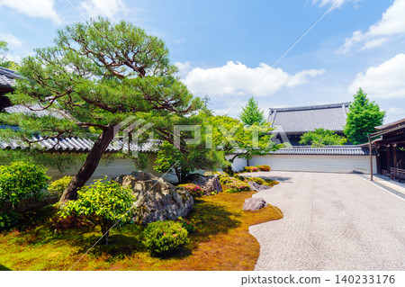 The Hojo Garden of Nanzenji Temple, beautiful with fresh greenery. 140233176