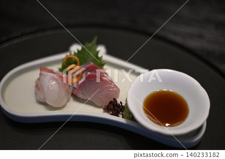刺身、鯛魚、琥珀魚、黃尾魚、鰤魚、藍鰭鮪魚、醬油、紫蘇、日本料理、割烹(傳統日本餐廳)、料亭(高級日本餐廳)、居酒屋(日式酒吧)、日本料理 刺身、鯛魚、琥珀魚、黃尾魚、鰤魚、藍鰭鮪魚、醬油、紫蘇、日本料理、割烹(傳統日本餐廳)、料亭(高級日本餐廳)、居酒屋(日式酒吧)、日本料理 140233182