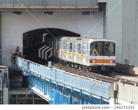 2013年10月18日:東京地鐵銀座線01系列列車從澀谷車站東急百貨商店內出發。 2013年10月18日:東京地鐵銀座線01系列列車從澀谷車站東急百貨商店內出發。 140233191
