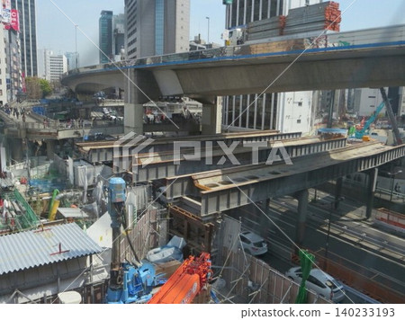 2018 年 10 月 4 日：東急東橫線改建為地下線後，國道 246 號上剩餘的橋樑梁體。 140233193