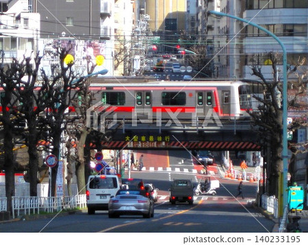 2013年2月9日:東急東橫線在並木橋站附近地下施工前的景象。 2013年2月9日:東急東橫線在並木橋站附近地下施工前的景象。 140233195