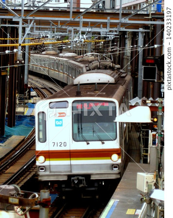 2013年2月8日,東急東橫線代官山站:東京地鐵7000系列列車,該列車在建設期間借調,用於直接連接副都心線。 2013年2月8日,東急東橫線代官山站:東京地鐵7000系列列車,該列車在建設期間借調,用於直接連接副都心線。 140233197