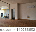 On the front wall are signs indicating the boarding area and the year 1994, adorned with tiles, and to the left is a shared bicycle station. On the front wall are signs indicating the boarding area and the year 1994, adorned with tiles, and to the left is a shared bicycle station. 140233652