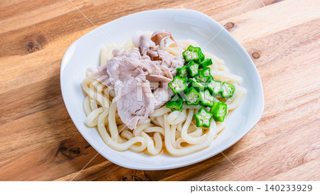 冷烏龍麵配豬肉涮涮鍋和秋葵:一道清爽的日式烏龍麵,非常適合夏天享用(圖)。 冷烏龍麵配豬肉涮涮鍋和秋葵:一道清爽的日式烏龍麵,非常適合夏天享用(圖)。 140233929