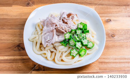冷烏龍麵配豬肉涮涮鍋和秋葵:一道清爽的日式烏龍麵,非常適合夏天享用(圖)。 冷烏龍麵配豬肉涮涮鍋和秋葵:一道清爽的日式烏龍麵,非常適合夏天享用(圖)。 140233930