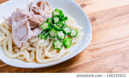 冷烏龍麵配豬肉涮涮鍋和秋葵:一道清爽的日式烏龍麵,非常適合夏天享用(圖)。 冷烏龍麵配豬肉涮涮鍋和秋葵:一道清爽的日式烏龍麵,非常適合夏天享用(圖)。 140233932