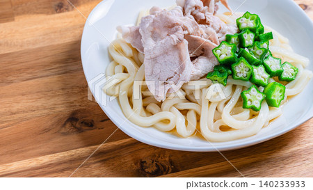 Cold udon noodles with pork shabu-shabu and okra: A refreshing Japanese-style udon dish perfect for summer (photo). 140233933