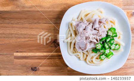 Cold udon noodles with pork shabu-shabu and okra: A refreshing Japanese-style udon dish perfect for summer (photo). 140233937