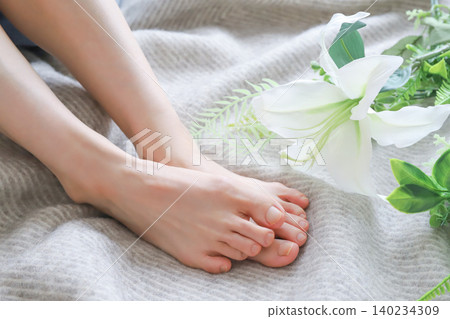 女人的裸足:足部護理的象徵。 女人的裸足:足部護理的象徵。 140234309