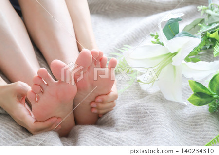 按摩足底的女性 按摩足底的女性 140234310