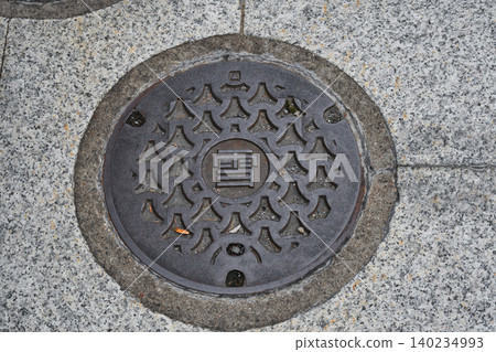 Manhole cover with the word "snow" written on it in Kusatsu Onsen (Kusatsu Town, Agatsuma District, Gunma Prefecture) Manhole cover with the word "snow" written on it in Kusatsu Onsen (Kusatsu Town, Agatsuma District, Gunma Prefecture) 140234993
