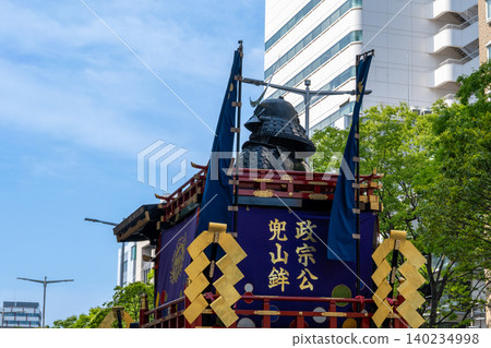 仙台青葉祭的彩車裝飾著仙台市。 仙台青葉祭的彩車裝飾著仙台市。 140234998