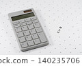 計算器和箭頭指示價格上漲情況。 140235706