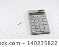 計算器和箭頭指示價格上漲情況。 140235822