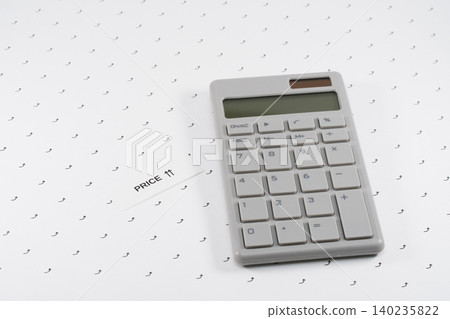 計算器和箭頭指示價格上漲情況。 計算器和箭頭指示價格上漲情況。 140235822