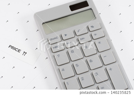 計算器和箭頭指示價格上漲情況。 計算器和箭頭指示價格上漲情況。 140235825