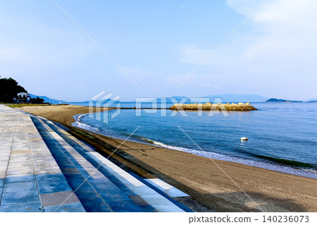 【香川】夏日的女木島:傍晚的女木島海灘 【香川】夏日的女木島:傍晚的女木島海灘 140236073