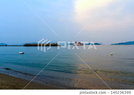 【香川】夏日女木島:日落時分的女木島海岸與渡輪 【香川】夏日女木島:日落時分的女木島海岸與渡輪 140236399