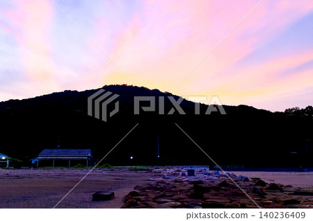 【香川】女木島的夏天:從女木島海灘眺望日落和城鎮風景 【香川】女木島的夏天:從女木島海灘眺望日落和城鎮風景 140236409
