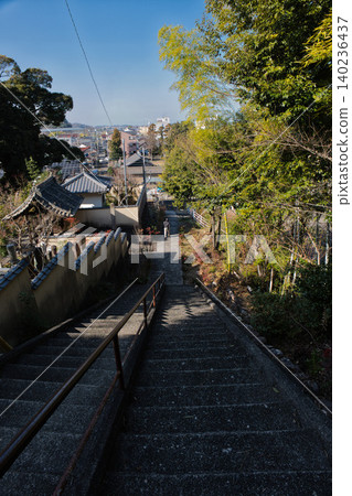 A landscape of historic slopes and stairs that retains the charm of old Japan. A landscape of historic slopes and stairs that retains the charm of old Japan. 140236437