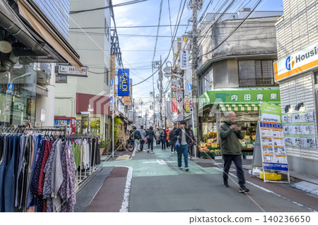 東京世田谷區都會景觀:下高井戶站前的商業街 東京世田谷區都會景觀:下高井戶站前的商業街 140236650