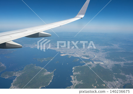 從飛機舷窗看到的廣島市和廣島灣。 140236675