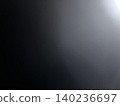 一面反射光線的黑色牆壁 140236697
