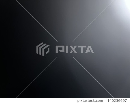 一面反射光線的黑色牆壁 一面反射光線的黑色牆壁 140236697